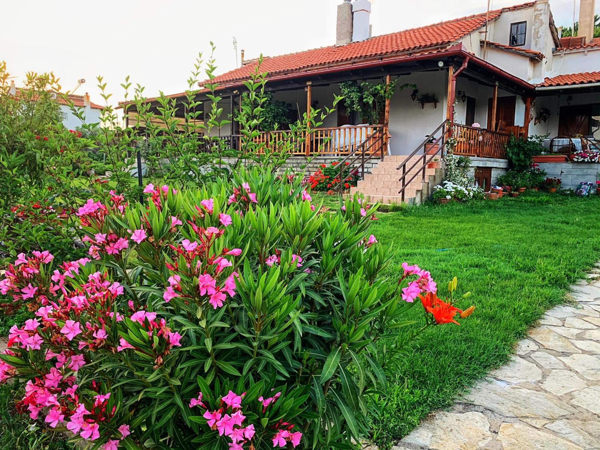 Ivonnis Garden Villa Mesimvria  Exterior photo